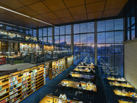 Blick auf die einzelnen Etagen mit Bücherregalen und Arbeitsplätzen in der juristischen Bibliothek.