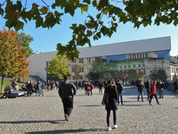 Universitätsplatz Uni Halle - Blick auf das Audimax (Bild öffnet vergrößert)