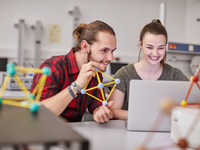 Zwei Physik-Studierende der Uni Halle bei der Arbeit mit Modellen (Bild öffnet vergrößert)