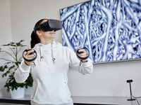 Studentin des Studiengangs Physik und Digitale Technologien mit VR/AR-Brille (Bild öffnet vergrößert)