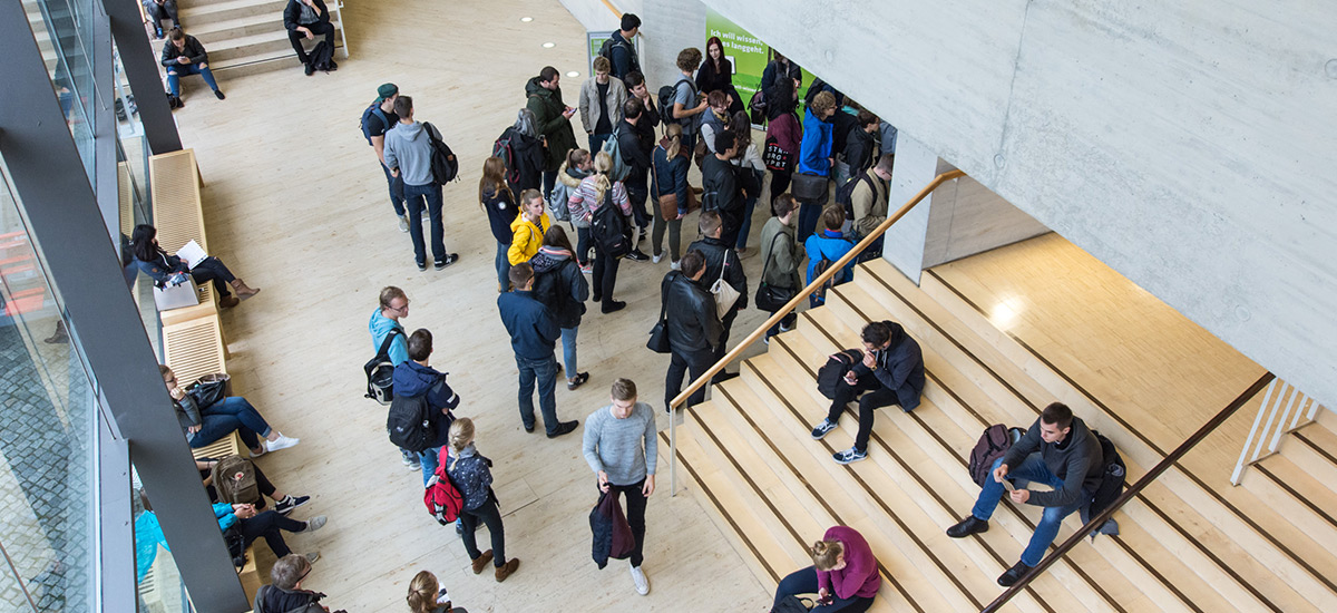Studierende warten vor dem großen Hörsaal im Audimax auf die nächste Einführungsveranstaltung.