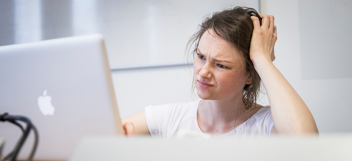 Studentin verzweifelt vor ihrem Notebook: Was bedeuten eigentlich diese verflixten Kürzel, die hier allerorten im universitäteren Sprachgebrauch sind?