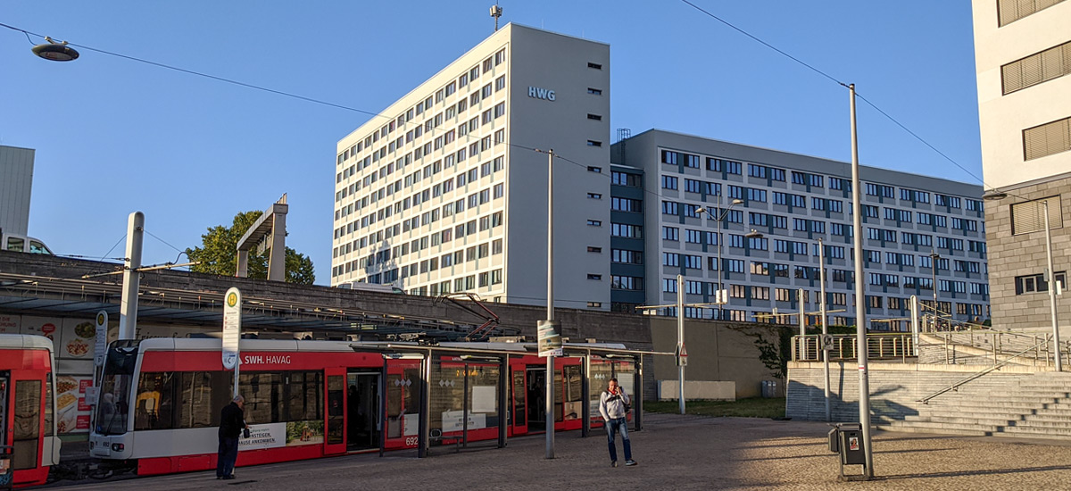 Blick auf Hochhäuser der Halleschen Wohnungsgesellschaft.