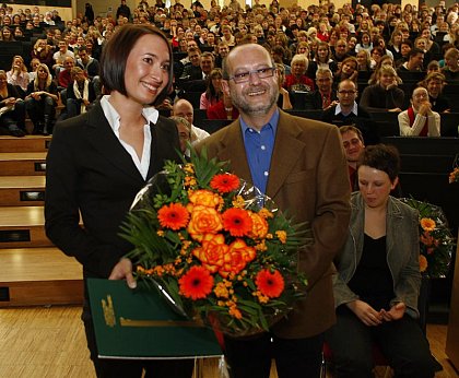 DAAD-Preisträgerin 2007: Während der Feierlichen Immatrikulation im Oktober 2007 zeichnet der Prorektor für Studium und Lehre, Prof. Dr. Christoph Weiser, die polnische Studentin Monika Döbber aus. (Foto: Maike Glöckner)