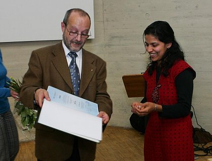 DAAD-Preisträgerin 2008: Shiney Franz (Indien) erhält die Urkunde über den DAAD-Preis aus den Händen des Prorektors für Studium und Lehre, Prof. Dr. Christoph Weiser. (Foto: Maike Glöckner)