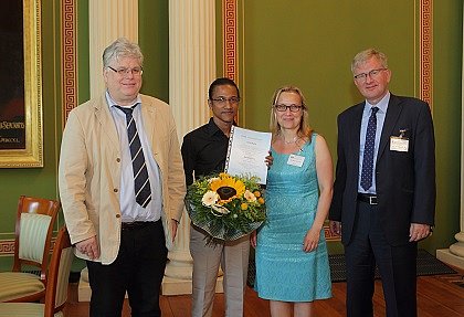 DAAD-Preis 2017: Preisträger Rana Hore aus Bangladesch mit Prorektor Prof. Dr. Wolf Zimmermann, Leiterin des International Office Dr. Manja Hussner und Bereichsleiter Grundsatzfragen und finanzielle Leistungen des DAAD Dr. Andreas Hoeschen