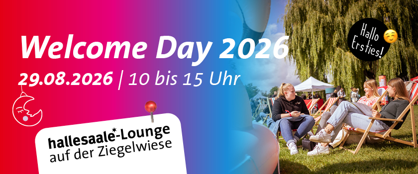 Banner zum „Welcome Day 2026“ am 29.08.2026 von 10 bis 15 Uhr in der hallesaal-Lounge auf der Ziegelwiese. Links stehen die Veranstaltungsinformationen auf einem rot-blauen Farbverlauf. Rechts sitzen mehrere junge Menschen entspannt auf Liegestühlen auf einer Wiese bei einer Outdoor-Veranstaltung. Eine Sprechblase mit „Hallo Ersties!“ heißt Studienanfängerinnen und Studienanfänger willkommen.