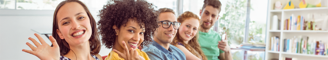 Kopfbild - Fünf Studierende schauen freundlich. Im Hintergrund ist ein Schreibtisch und ein Bücherregal zu sehen. Alles ist in hellen, freundlichen Farben gehalten.