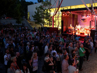 Am ersten Freitag im Juli jeden Jahres öffnet die Uni Halle ihre Pforten zur Langen Nacht der Wissenschaften. Auf dem Uniplatz gibt es an diesem Abend jede Menge Livemusik. (Bild öffnet vergrößert)