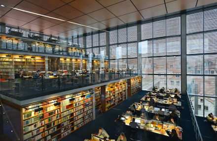 Foto: MLU Foto: Das Juridicum (Rechtswissenschaften-Bibliothek) von innen mit ihren chicken Terrassen.