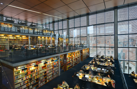 Foto: Das Juridicum (Rechtswissenschaften-Bibliothek) von innen mit ihren chicken Terrassen.