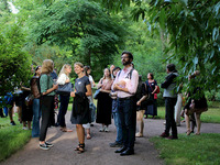 Zu sehen sind Menschen bei wissenswerten Führungen zum Botanischen Garten. (Bild öffnet vergrößert)