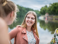 Sophie Lehmann erkundet Halle (Bild öffnet vergrößert)