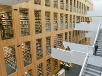 Blick in den großzügigen Treppenbereich und auf die Etagen mit unzähligen Bücherregalen der modernen Steintor-Bibliothek.