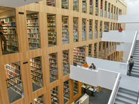 Blick in den großzügigen Treppenbereich und auf die Etagen mit unzähligen Bücherregalen der modernen Steintor-Bibliothek. (Bild öffnet vergrößert)