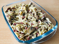 Foto: Pilzpfanne: Das geht ganz einfach, die Schinkenwürfel und die Pilze anbraten, einen Becker Sahne dazu und am Ende die griechischen Nudeln unterheben. Das ist wirklich soooo lecker, probier es aus! :)  (Bild öffnet vergrößert)