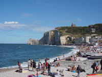 Zu sehen ist der Strand von Étretat. (Bild öffnet vergrößert)