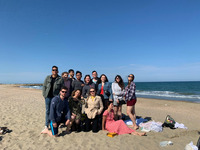 Auf dem Foto sieht man Studentinnen am Strand. (Bild öffnet vergrößert)