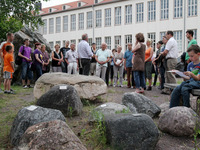 Zur Langen Nacht der Wissenschaften gibt es zahlreiche Führungen, wie hier im Steingarten der Geologie. (Bild öffnet vergrößert)