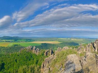 Zu sehen ist die Aussicht von ganz oben, den Schrammsteinen 