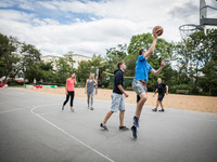 Das Bild zeigt Studierende beim Basketballspiel.