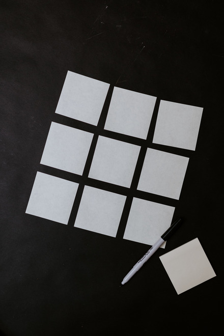 Auf dem Foto sieht man 9 Notizblätter in einem Quadrat angeordnet.