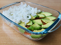 Foto: Sushi-Bowl: Sushi Reis mit Frischkäse, Lachs und Avocado schichten. Nori Algen habe ich leider nicht bekommen, die kommen eigentlich noch geschnitten oben drauf. Edamame passen auch sehr gut dazu. Ganz klar: Luxus für den Gaumen! 