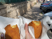 Foto: Mein Mitbewohnerin und ich haben einen sonnigen Tag und zwei leckere Arancini genossen. Auf der linken Seite sieht man einen Arancino al Burro und auf der rechten Seite Agli Spinaci.