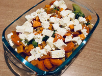 Foto: Süßkartoffel-Bech: Süßkartoffel, Brokkoli, Möhren und Kichererbsen vermengen und würzen, dann ab in den Ofen und später den Feta oben drüber - sooooo lecker!  (Bild öffnet vergrößert)