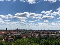 Zu sehen ist die Aussicht vom Aussichtsturm des Zoos 