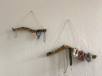Foto: Schmuck-Aufhänger aus einem Ast (Bild öffnet vergrößert)