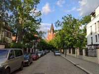 Foto: Die Pauluskirche im Hintergrund (Bild öffnet vergrößert)
