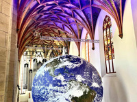 Erde in der Ulrichskirche (Bild öffnet vergrößert)