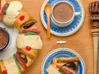 Foto: Rosca de Reyes (Drei-Königs-Kranz) (Bild öffnet vergrößert)