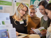 Eine Dozentin berät Jugendliche zu den Studienangeboten der Theologie. (Bild öffnet vergrößert)