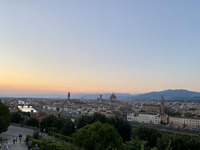 Foto: die Aussicht auf die Stadt kurz vor dem Sonnenuntergang von der Piazzale Michelangelo in Florenz. 