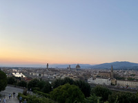 Foto: die Aussicht auf die Stadt kurz vor dem Sonnenuntergang von der Piazzale Michelangelo in Florenz.  (Bild öffnet vergrößert)
