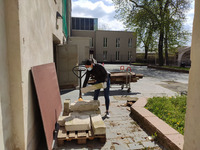 Foto: Bei dem Projekt am Freitag mussten wir erst alles putzen und Sachen aus dem Weg räumen.! (Bild öffnet vergrößert)