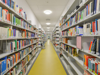 Blick in den von Bücherregalen gesäumten Flur des Dorothea-Erxleben-Lernzentrums. (Bild öffnet vergrößert)