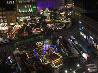 Zu sehen ist der Hallenser Weihnachtsmarkt von oben 