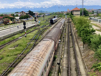 Auf dem Foto sieht man einen Zug und im Hintergrund Berge.