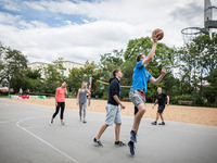 Das Bild zeigt Studierende beim Basketballspiel.