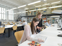 Blick in einen großen Lesesaal mit vielen Arbeitsplätzen. (Bild öffnet vergrößert)