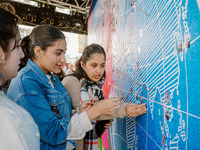 Auch unsere internationalen Studierenden hinterließen Spuren und markierten ihren Heimatort auf der großen Weltkarte. Zwei internationale Studierende markieren mit einem Pin ihren Heimatort auf der Weltkarte. (Bild öffnet vergrößert)