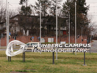 Foto: Zu sehen ist das große Logo des Weinberg Campus.