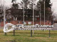 Foto: Zu sehen ist das große Logo des Weinberg Campus. (Bild öffnet vergrößert)