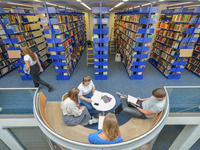 Blick in die modernen Lesesäle im Hans-Ahrbeck-Haus. Hier sind alle Bücherregale blau. (Bild öffnet vergrößert)