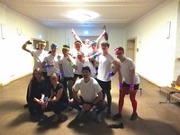 Foto: Das Männerballett kurz vor ihrem Auftritt. (Bild öffnet vergrößert)