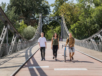 Das Foto zeigt die schmiedeeiserne Peißnitzbrücke. Darüber laufen gerade einige Jugendliche. (Bild öffnet vergrößert)