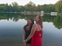 Meine Schwester und ich vor der Fontäne (Bild öffnet vergrößert)